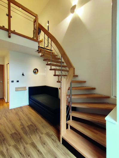 Escalier suspendu en bois rampe avec balustres métalliques -Treppenmeister